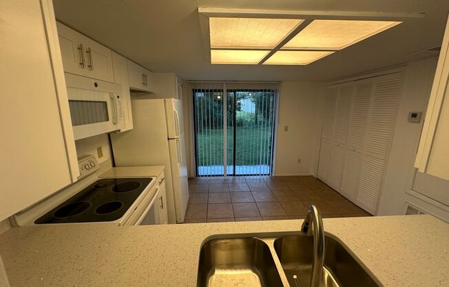 GREAT 2/2.5 Townhome Near UCF! Available Now!