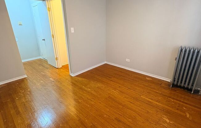 3 beds, 1 bath, 1,003 sqft, $1,350, Unit CA 127.5-2W