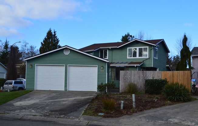 Beautiful and Bright Corner Lot Home in Everett!