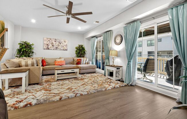 Luxurious 3 Bed 2.5 Bath Townhome In Beautiful Foster's Glen