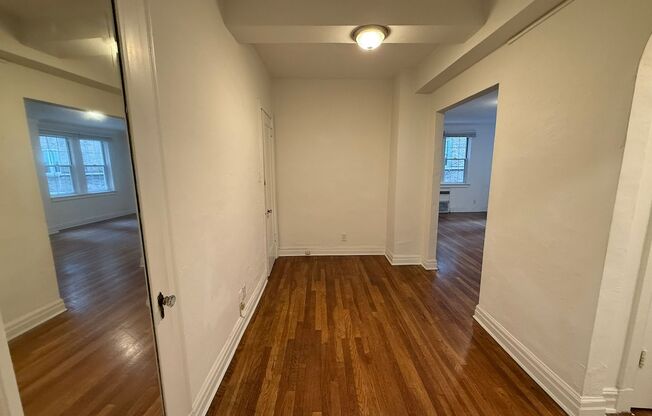 1 bed, 1 bath, 962 sqft, $1,510, Unit New King Edward  306