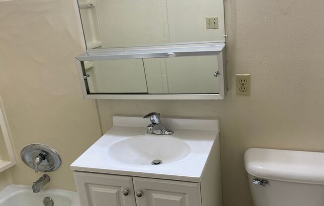 1 bed, 1 bath, 700 sqft, $899, Unit Lovers Lane-112