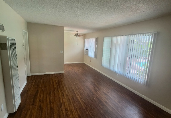 260 N OAK AVE