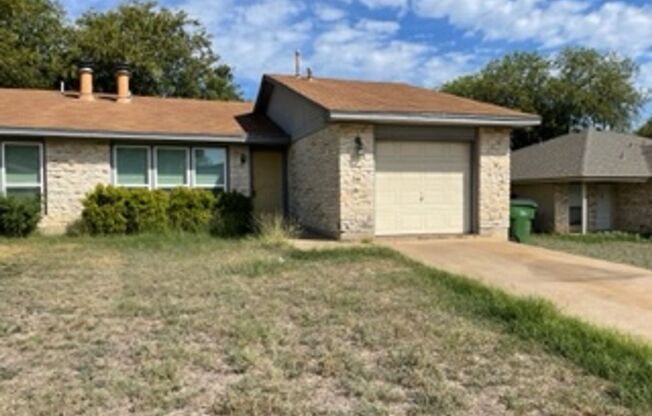 *NICE REMODELED 2 BEDROOM/2 BATH DUPLEX WITH OPEN FLOOR PLAN IN ROUND ROCK