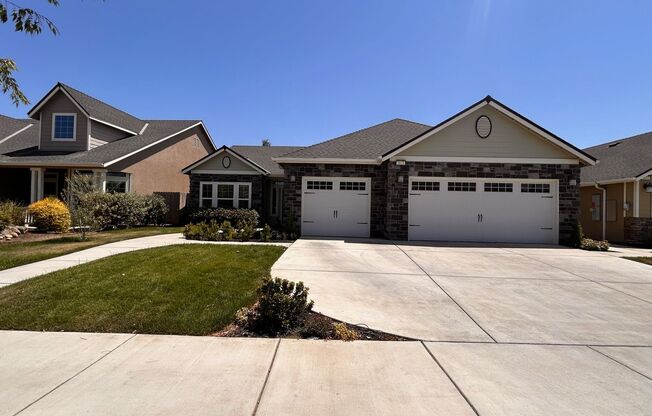 Beautiful home for rent in Visalia with a pool!