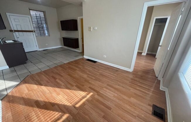 2 beds, 1 bath, $950, Unit 1022 # 1E