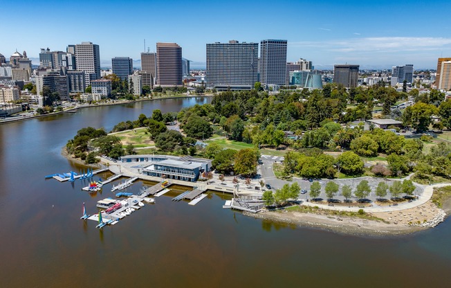 Modera Lake Merritt is situated just minutes from the East Bay area with easy access to trails and green space so you can immerse yourself in nature — biking, hiking, or taking Fido for an adventure  — close to home.
