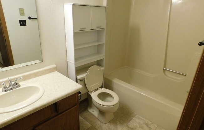 2 beds, 1 bath, $830, Unit 30-204