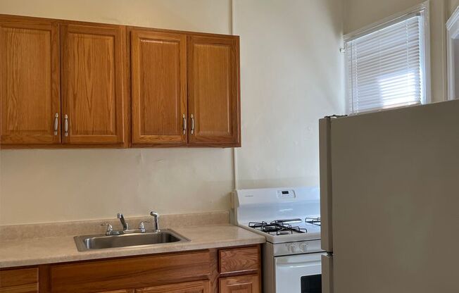 2 beds, 1 bath, 800 sqft, $1,650, Unit 34