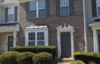 Townhome Close to I-485 and Shopping/Restaraunts