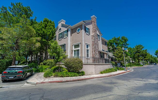 Bridgeport 3 Bedroom Townhome in Valencia!