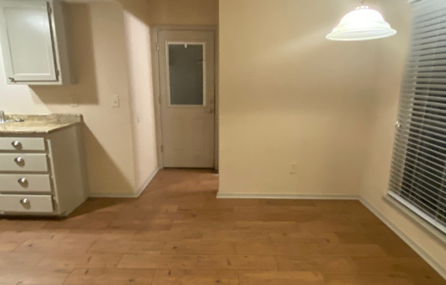 Move in Ready Duplex in Frisco!