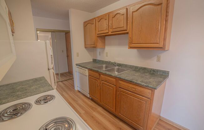 2 beds, 1 bath, 905 sqft, $799, Unit 122