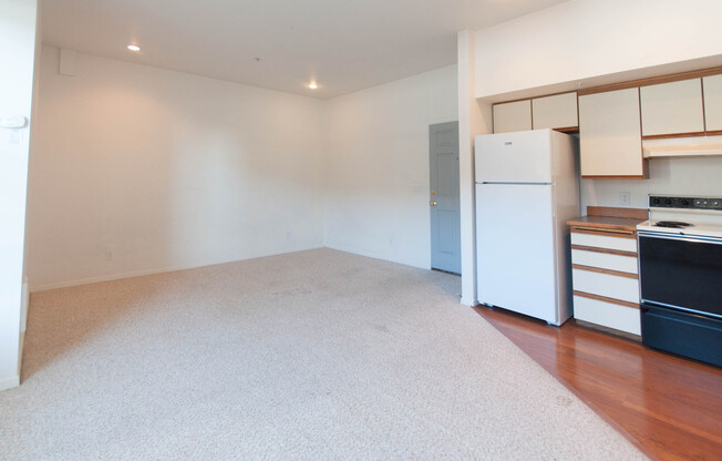 Studio, 1 bath, 380 sqft, $1,099, Unit 205