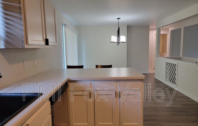 2 beds, 1 bath, 900 sqft, $1,425