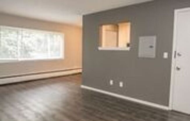 2 beds, 1 bath, $995, Unit 50-204