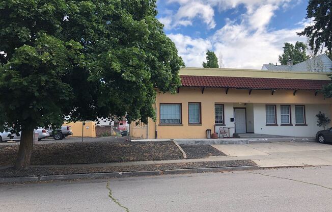916 W Augusta Avenue