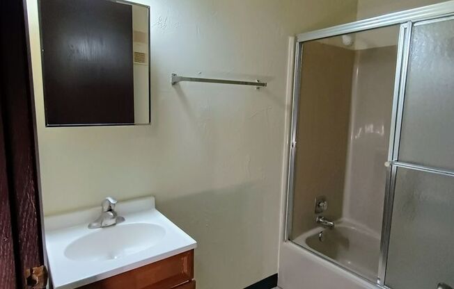 2 beds, 1 bath, 824 sqft, $1,159, Unit 1686-04