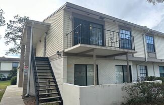 COZY 2 Bedroom/1.5 Bathroom 2nd Floor Condo!!