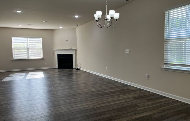 AMAZING LOCATION, Fantastic 4 Bed Home, Internet Included, Available Now!