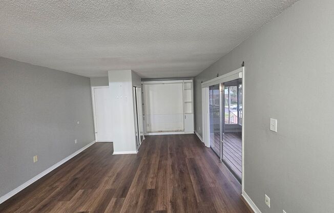 Cozy Studio with screened balcony