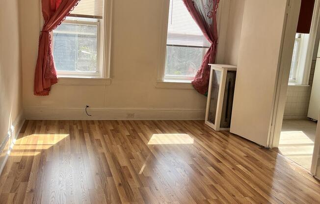 87 20 JAMAICA AVE