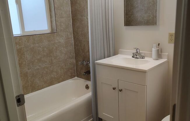 2 beds, 1 bath, 787 sqft, $1,645, Unit 8