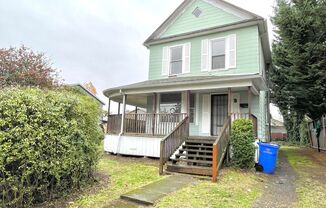 Lents Neighborhood, 3 bed, 1.5 bath spacious farmhouse on a double lot