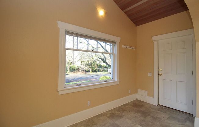 Adorable 2++ Bedroom, 2 Bath Brooklyn Bungalow - steps to MAX line