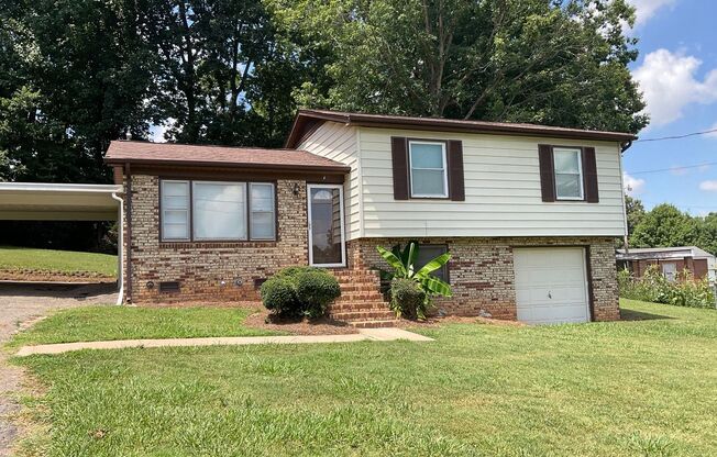 Available Now!! Beautiful 3 Bedroom