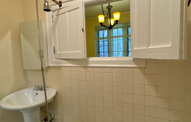 1 bed, 1 bath, 605 sqft, $1,250, Unit B-12