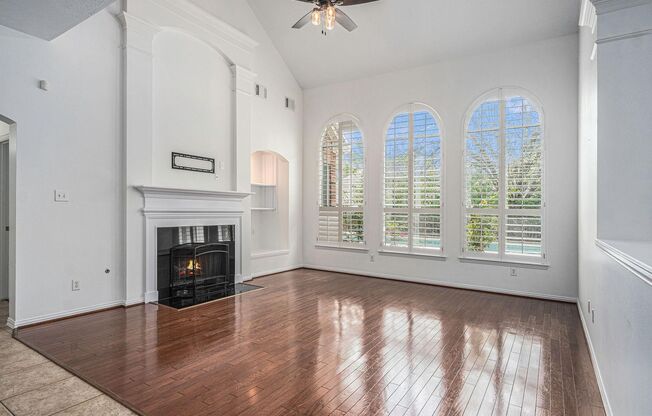 Beautiful 5-Bedroom Rental Home with Pool in The Woodlands