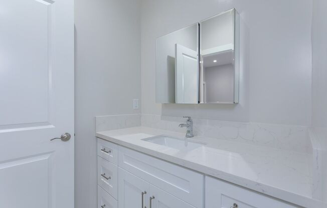 Studio, 1 bath, 295 sqft, $1,950, Unit 212