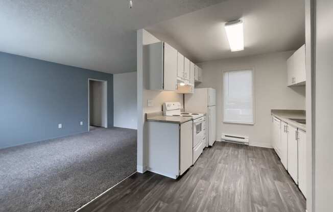 Lakewood Apartments - Arbor Pointe Apartments - Kitchen and dining area