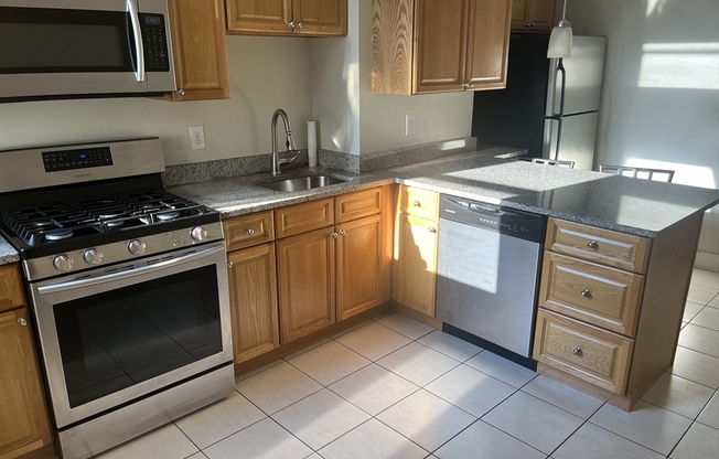 3 beds, 1 bath, 1,100 sqft, $3,500, Unit 3