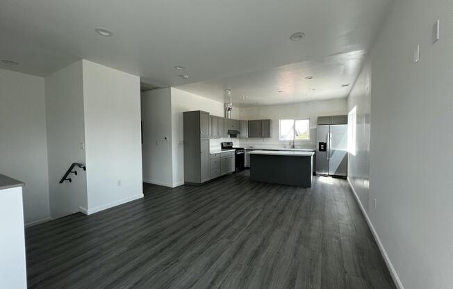 4629 E 1 ST