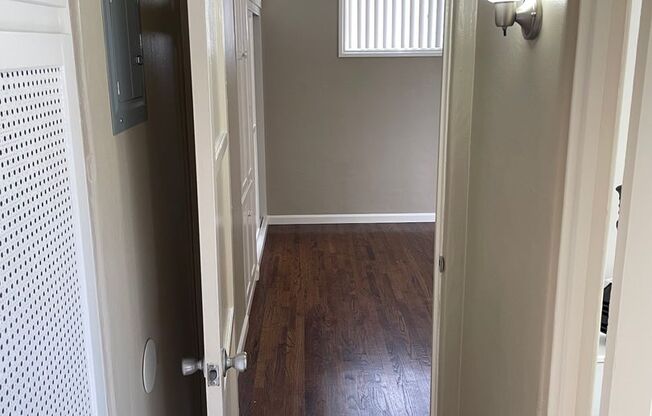 Large 1 Bed/1 Bath Hillcrest
