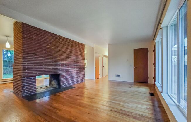 Cozy rambler with large outdoor space!!!