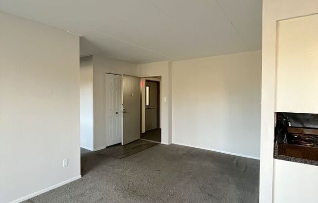 2 beds, 1 bath, 800 sqft, $1,589, Unit B115