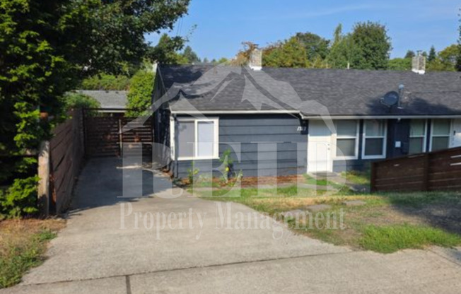 Remodeled Bremerton Duplex with fully fenced back yard for Rent