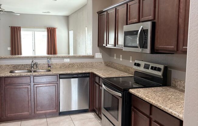 **GREAT 4 BEDROOM/2 BATHROOM HOME IN GLENDALE (GLENDALE & 75TH)**