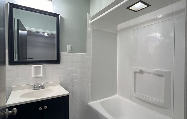 2 beds, 1 bath, $1,100, Unit 548 Valley Rd Apt B