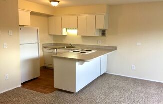 Cozy Main Floor 1 Bedroom in Lents! Off Street Parking- Fur Babies Welcome!