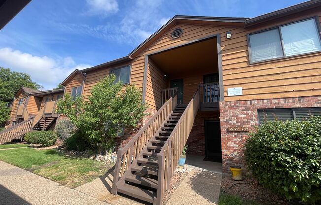 Super Private 1 Bedroom 1 bath in Perfect Condition! INCLUDES RESERVED PARKING!!!