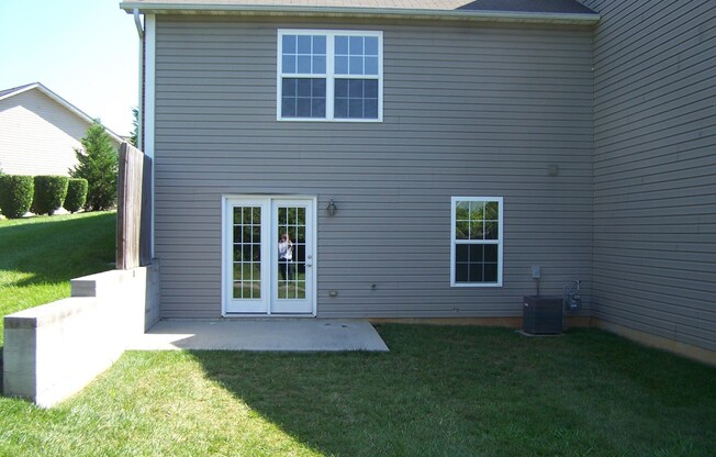 3 bed, 2 bath, 2 car garage townhouse w/ bonus room in North Knoxville Available now!