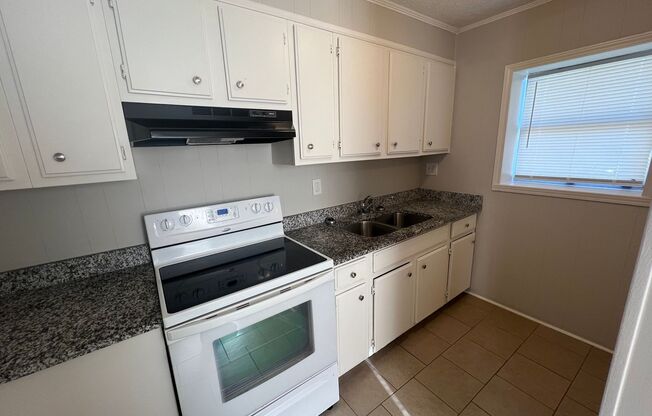 2 beds, 1 bath, $850, Unit #A