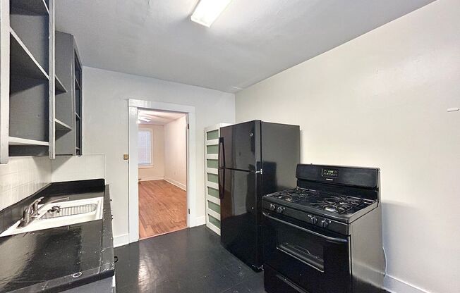 2 beds, 1 bath, $900, Unit Apt. A