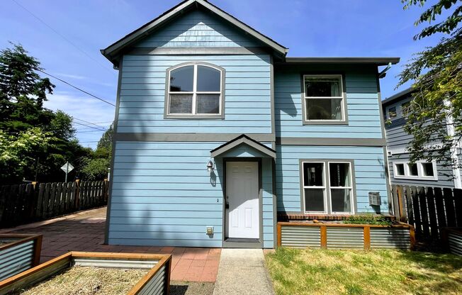 Lovely St Johns Home with Attached Garage, Outdoor Space, Washer/Dryer In Unit