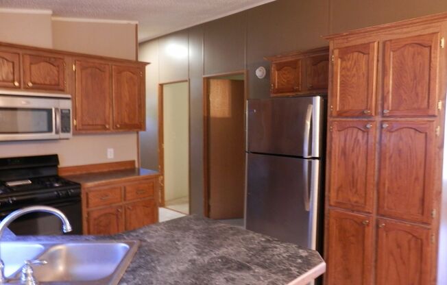 3 beds, 2 baths, $1,300