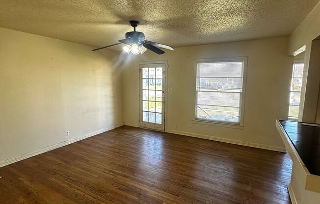 3 bedroom 1 bathroom with 1 car garage in 76107